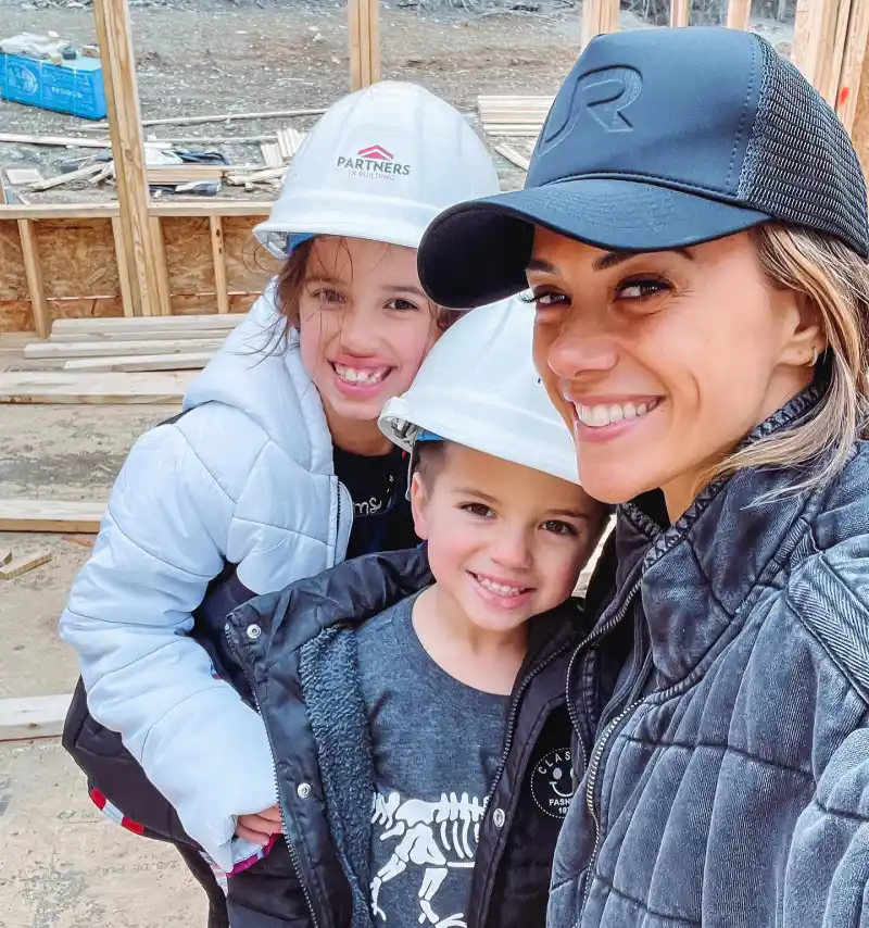 ‘Dream’ Come True! Jana Kramer Brings Kids to See Their New Family Replica Luxury Handbag