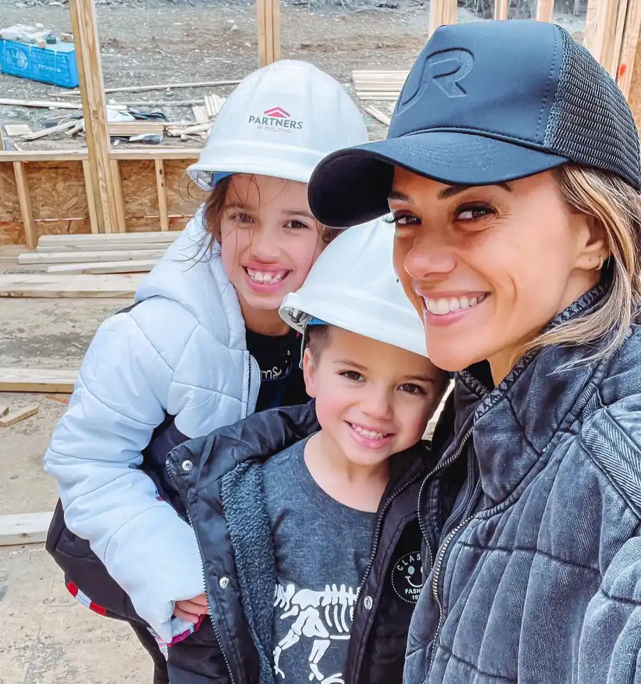 ‘Dream’ Come True! Jana Kramer Brings Kids to See Their New Family Replica Luxury Handbag