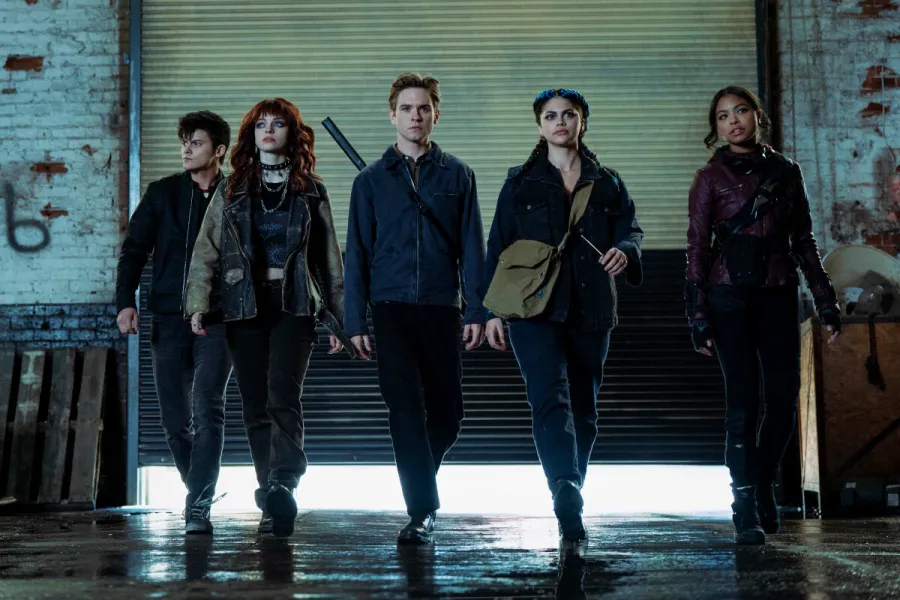 A Guide to All of The CW's Superheroes Through the Years- From 'Arrow' to 'Gotham Knights' - 563