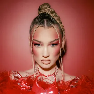 Beauty Guru Meredith Duxbury Gets Real About Stardom, Haters and Her Viral Foundation Technique red