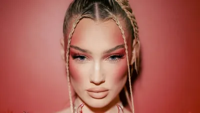 Beauty Guru Meredith Duxbury Gets Real About Stardom, Haters and Her Viral Foundation Technique red