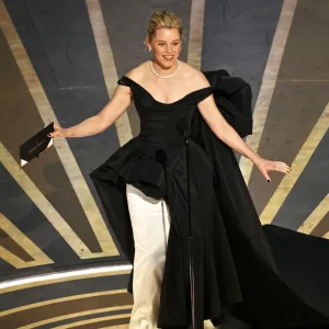 Elizabeth Banks Trips On Stage While Presenting During the Oscars and Blames