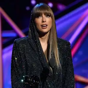 Feature Taylor Swift iHeart Radio Red Carpet