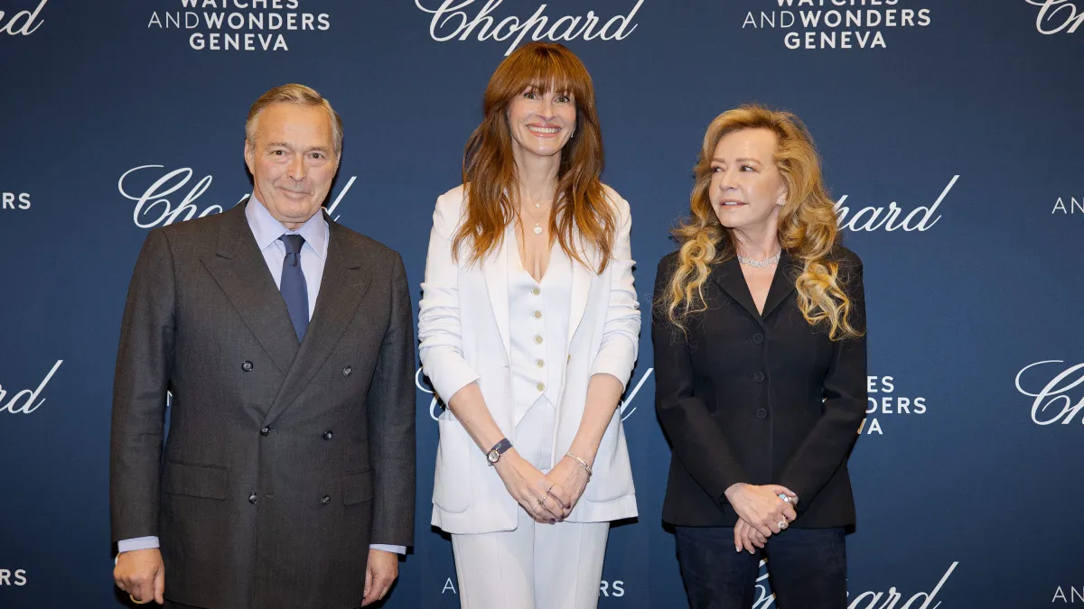 Julia Roberts Ditches Her Signature Middle Part for Beautiful Bangs: Photo