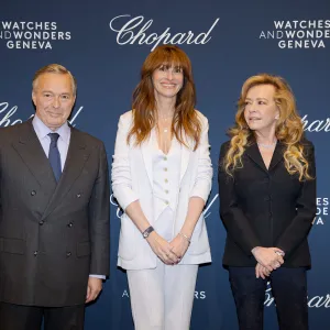 Julia Roberts Ditches Her Signature Middle Part for Beautiful Bangs: Photo