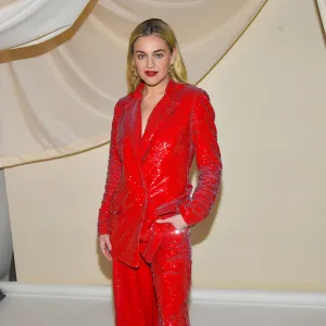 Kelsea Ballerini Stops Concert Because Her Nail ‘Popped Off’ While Strumming the Guitar