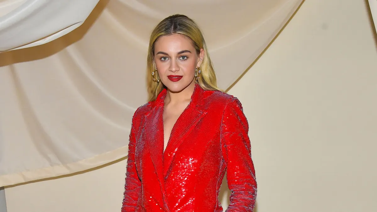 Kelsea Ballerini Stops Concert Because Her Nail ‘Popped Off’ While Strumming the Guitar