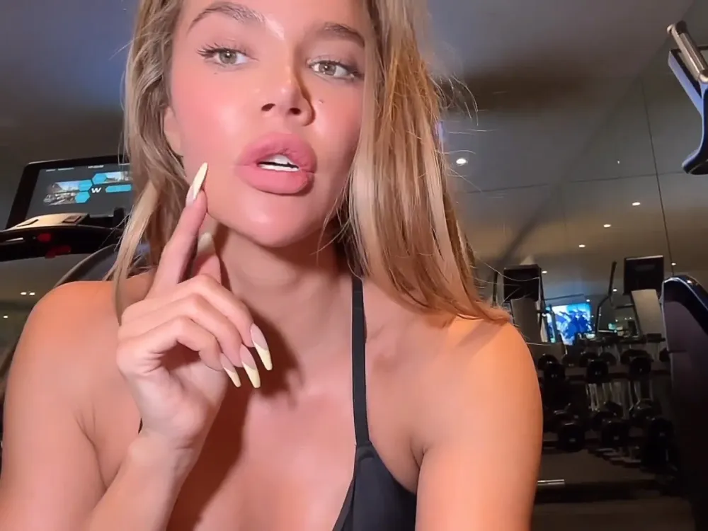 Khloe Kardashian Claps Back When Asked If She Misses Her &lsquo;Old Face&rsquo; - 356 - 359