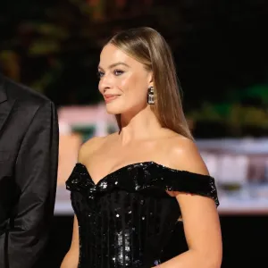 Oscars 2023 Margot Robbie mini gall