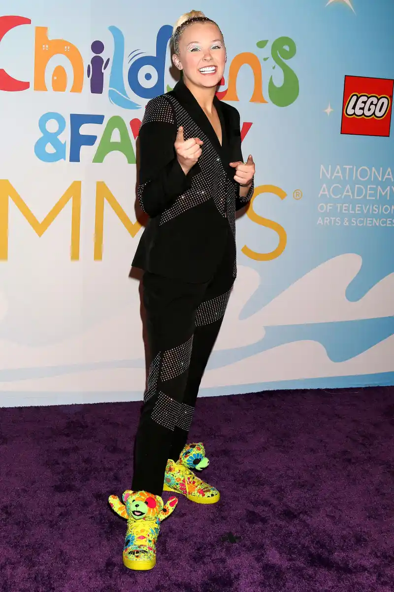 Promo JoJo Siwa Claims Former Company Negatively Reacted to Her Coming Out