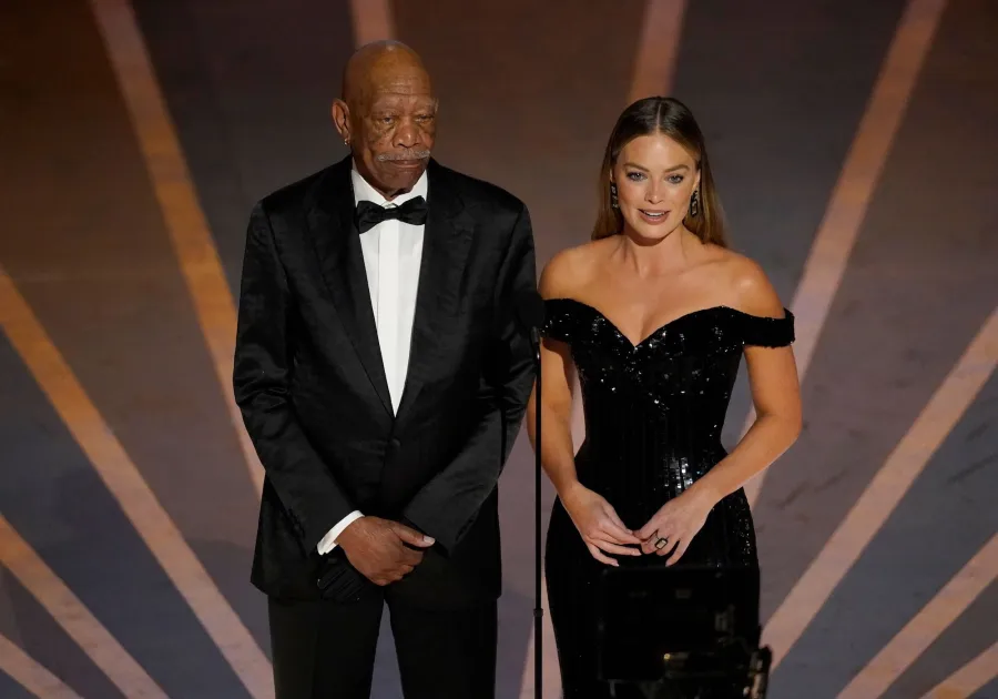 Oscars 2023 Margot Robbie mini gall