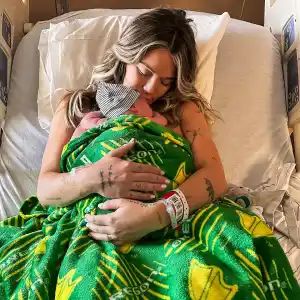 Spencer Webb’s Girlfriend Kelly Kay Gives Birth to Baby Boy, Honors Late Boyfriend With His Name - 520