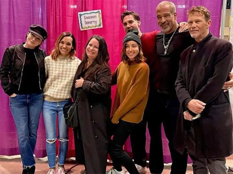 aubrey-plaza-attends-90s-con-poses-with-charmed-cast-and-more