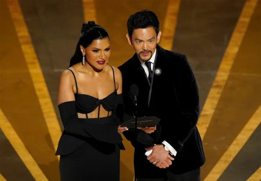 Mindy Kaling Takes a Self-Proclaimed Fashion Risk at the Oscars