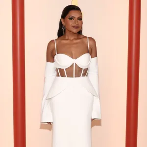 Mindy Kaling Takes a Self-Proclaimed Fashion Risk At the Oscars