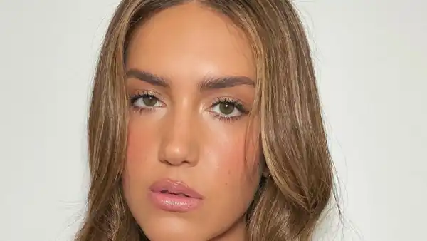 Tinx's $149 Secret to Her Sunkissed Highlights at the 2023 Oscars