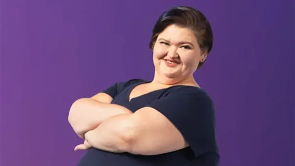 ‘1000-Lb. Sisters’ Star Amy Slaton’s Weight Loss Transformation From Season 1 to Now navy blue shirt