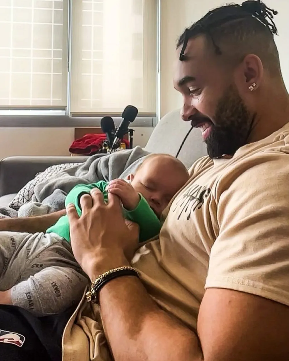 &lsquo;Love Is Blind&rsquo; Alum Bartise Bowden Seemingly Welcomes 1st Child- &lsquo;I&rsquo;m Gonna Be the Hero for Him&rsquo; - 927