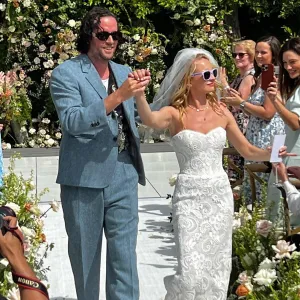 Britt Robertson Marries Paul Floyd