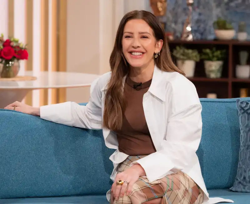 Ellie Goulding Hilariously Waddles Up a Flight of Stairs in Ultra Tight Skirt - 098