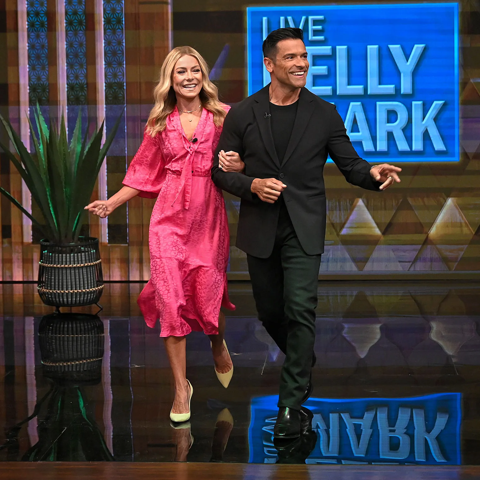 Feature Kelly Ripa Wardrobe Malfunction on Live
