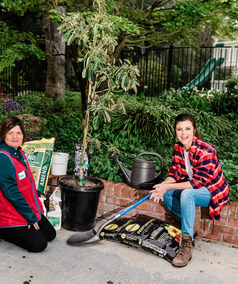 Hot Pics Tiffani Thiessen up-levels her garden this spring