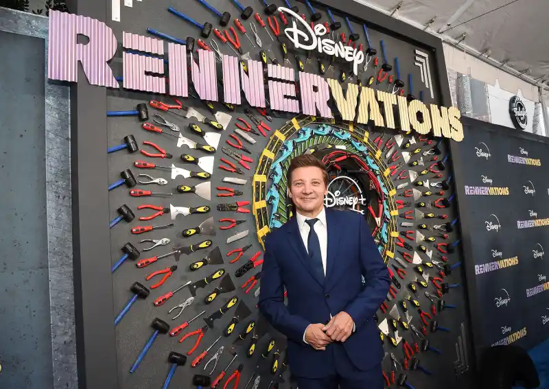 Jeremy Renner Brings Daughter Ava to 1st Red Carpet Since Snowplow Accident 6