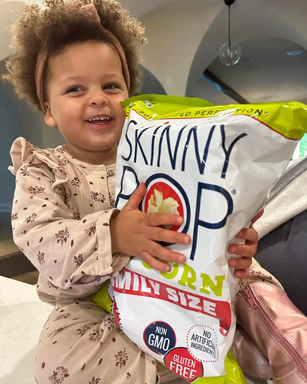 Jessie James Decker&rsquo;s Sister Sydney Shares Pic of Daughter With Popcorn After United Airlines Drama 2