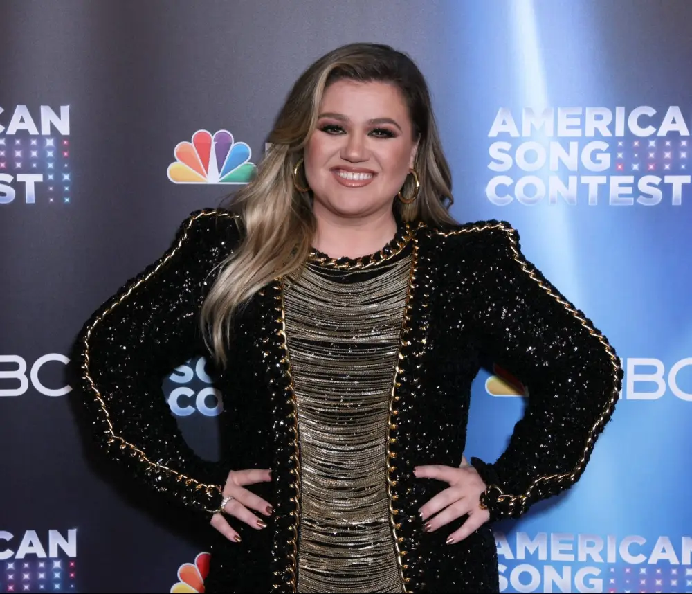 Kelly Clarkson Reveals Her Secret to Not Crying When She Performs