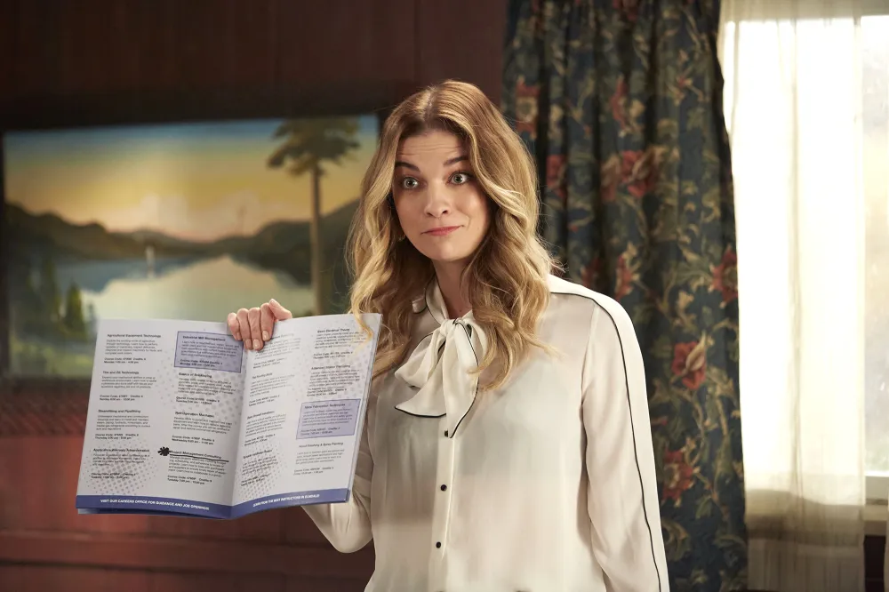 Annie Murphy: 25 Things You Don&rsquo;t Know About Me (&lsquo;I Keep My Emmy on My Bar Cart&rsquo;)