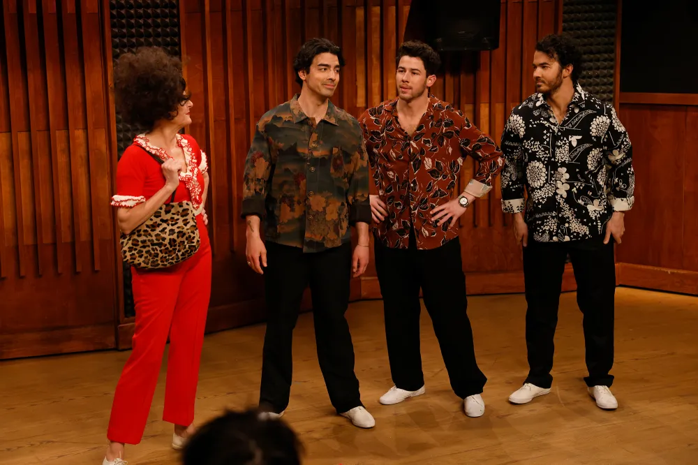 Jonas Brothers Learn Choreography From Molly Shannon on &lsquo;Saturday Night Live&rsquo; &mdash; In Matching Unitards