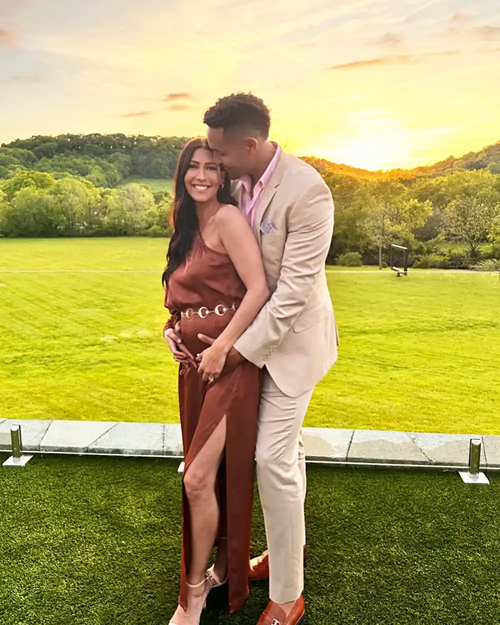 Bachelor Nations Becca Kufrin Shows Off 1st Baby Bump Pic