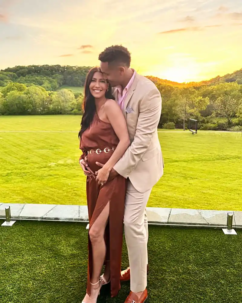 Bachelor Nations Becca Kufrin Shows Off 1st Baby Bump Pic