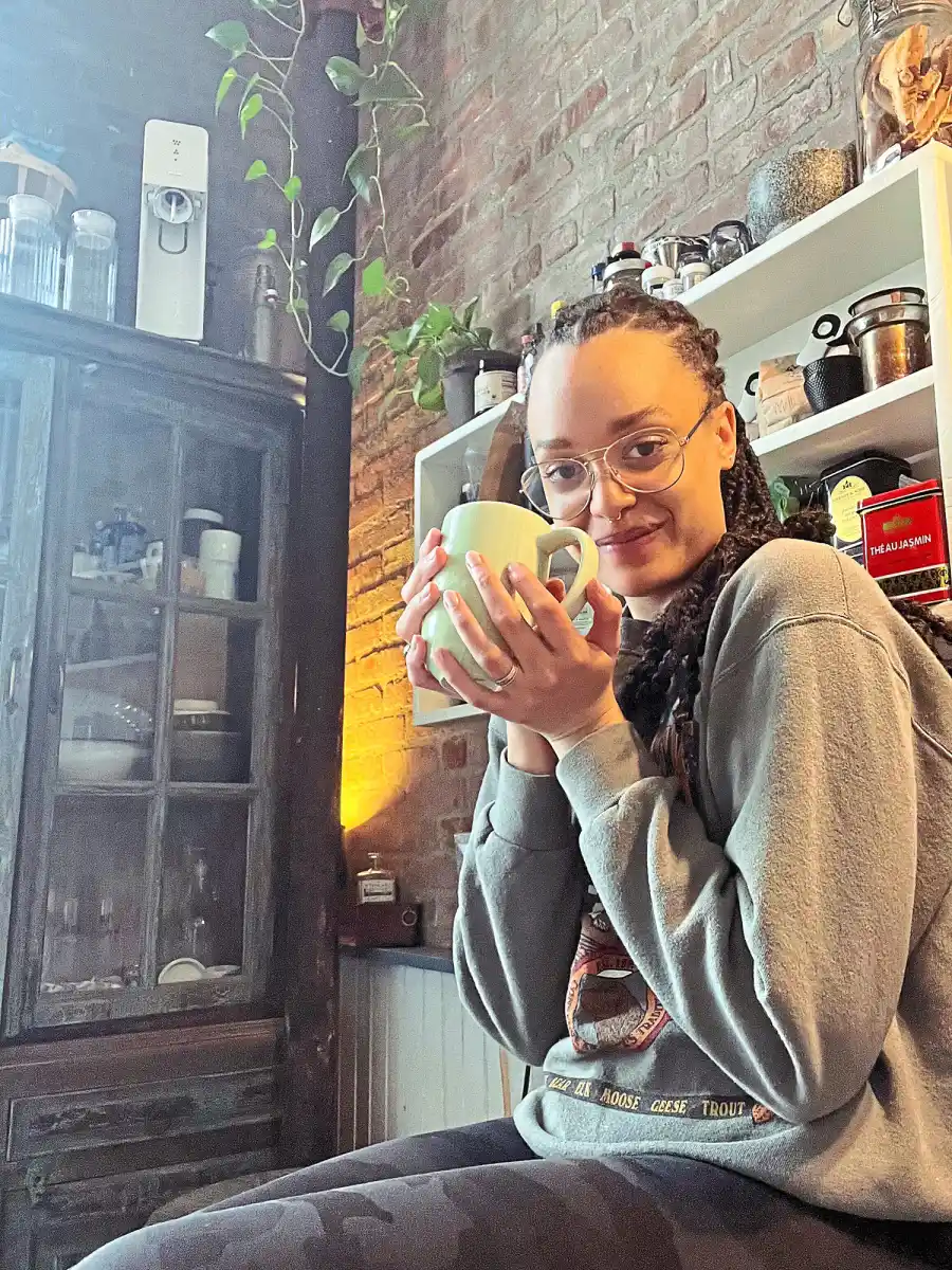 -Dead-Ringers--Star-Britne-Oldford--Inside-a-Day-in-My-Life- -210