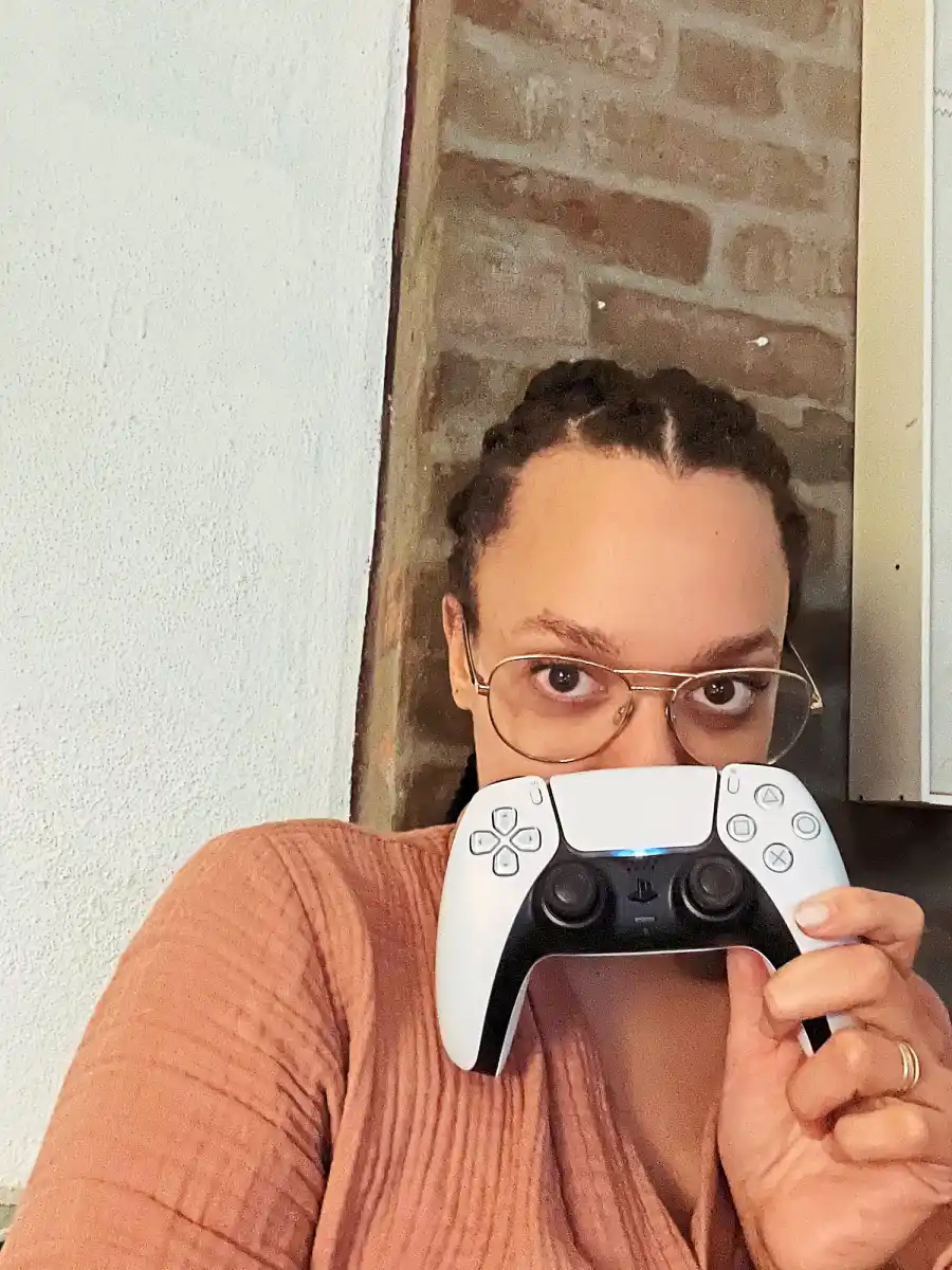 -Dead-Ringers--Star-Britne-Oldford--Inside-a-Day-in-My-Life- -211