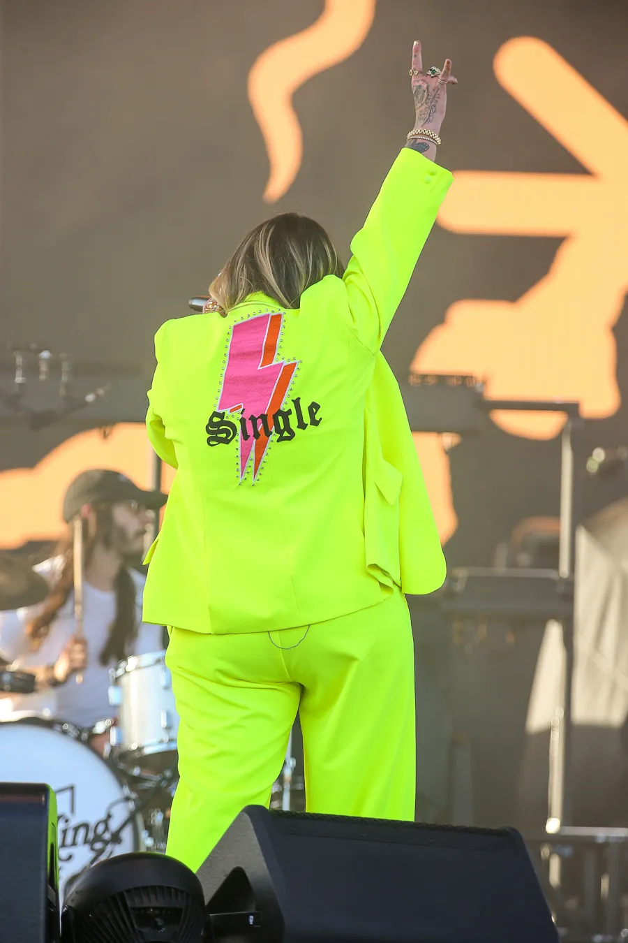 Elle King Sparks Split Rumors With Fiance Dan Tooker After Wearing Single Jacket 565