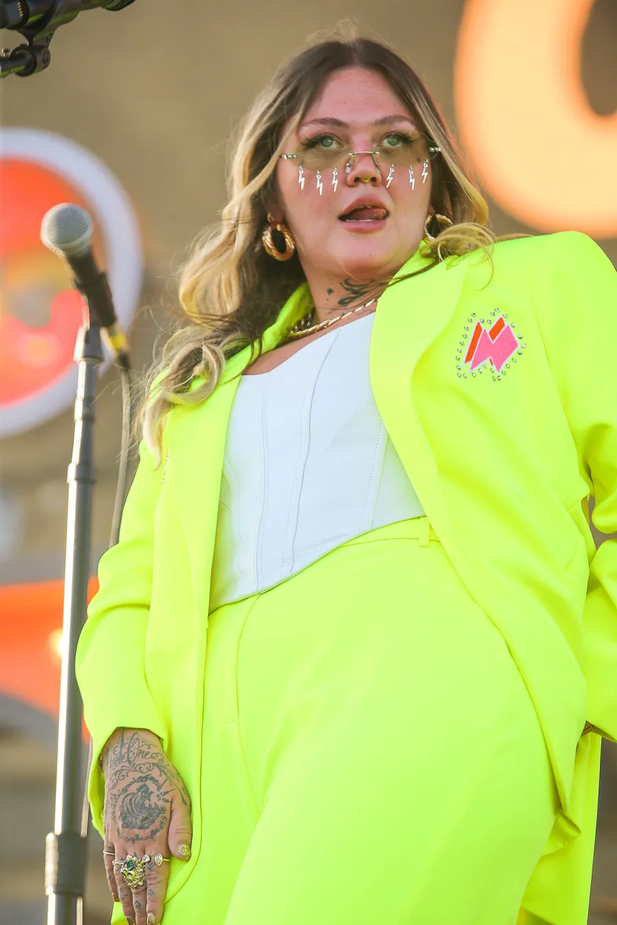 Elle King Sparks Split Rumors With Fiance Dan Tooker After Wearing Single Jacket 566 569