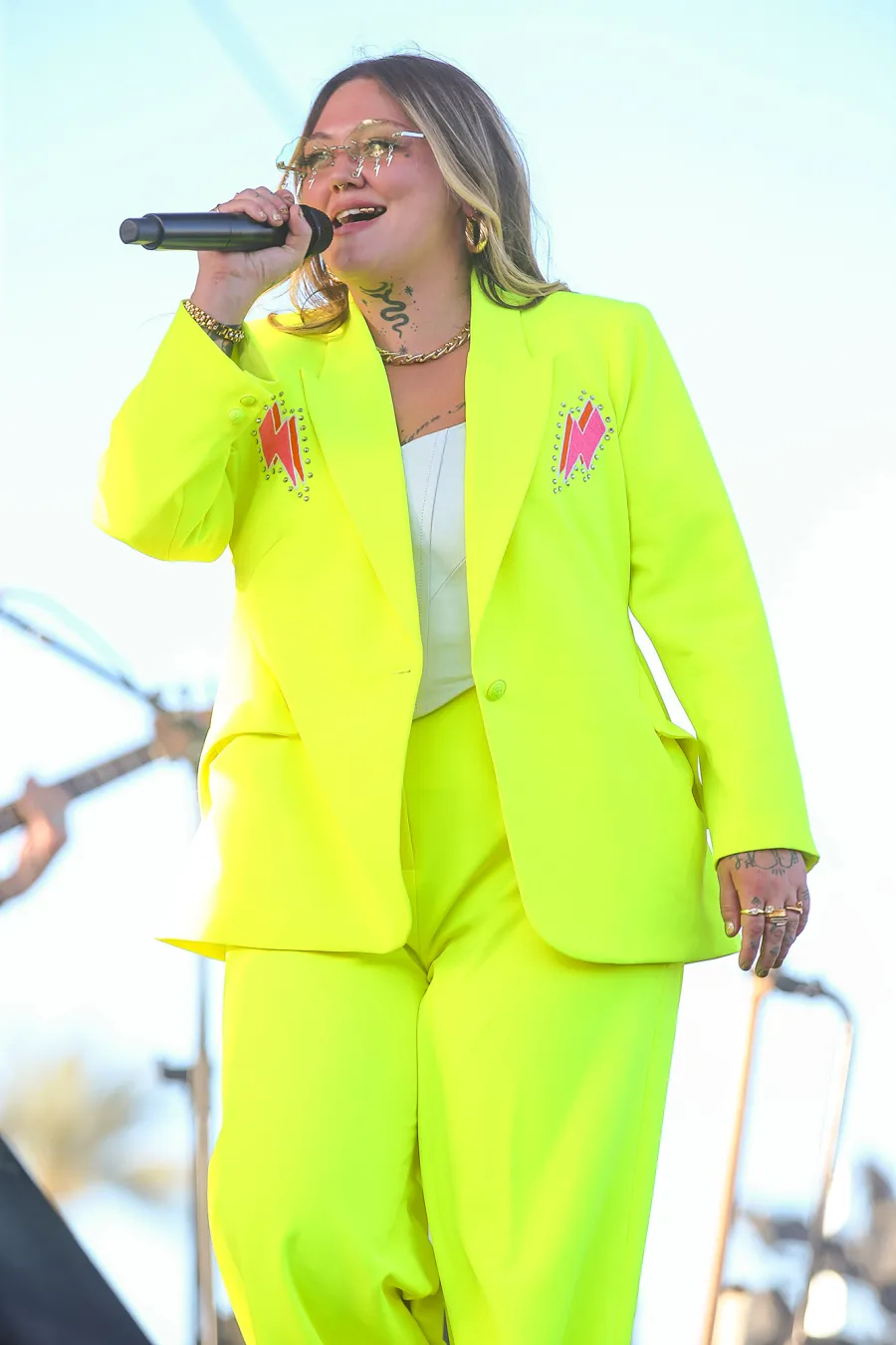 Elle King Sparks Split Rumors With Fiance Dan Tooker After Wearing Single Jacket 566