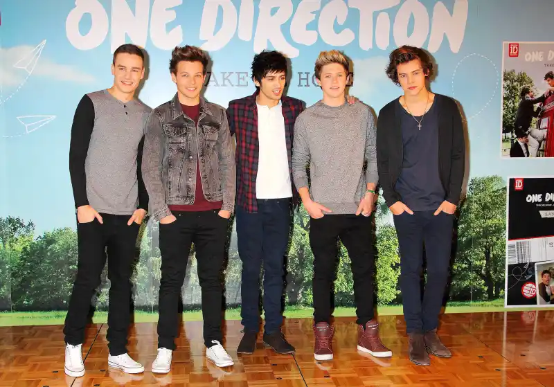 Harry Styles Poses With Best Schlong Ever Sign in Cheeky Reference to One Direction Hit 2