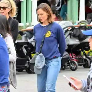 Jennifer-Garner-takes-Seraphina-and-Jennifer-Lopez-s-daughter-Emme-out-to-the-happiest-place-on-earth--Disneyland-165