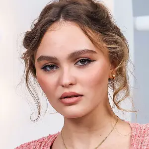 Lily-Rose Depp’s Dating History: 070 Shake, Timothee Chalamet, Austin Butler and More feature