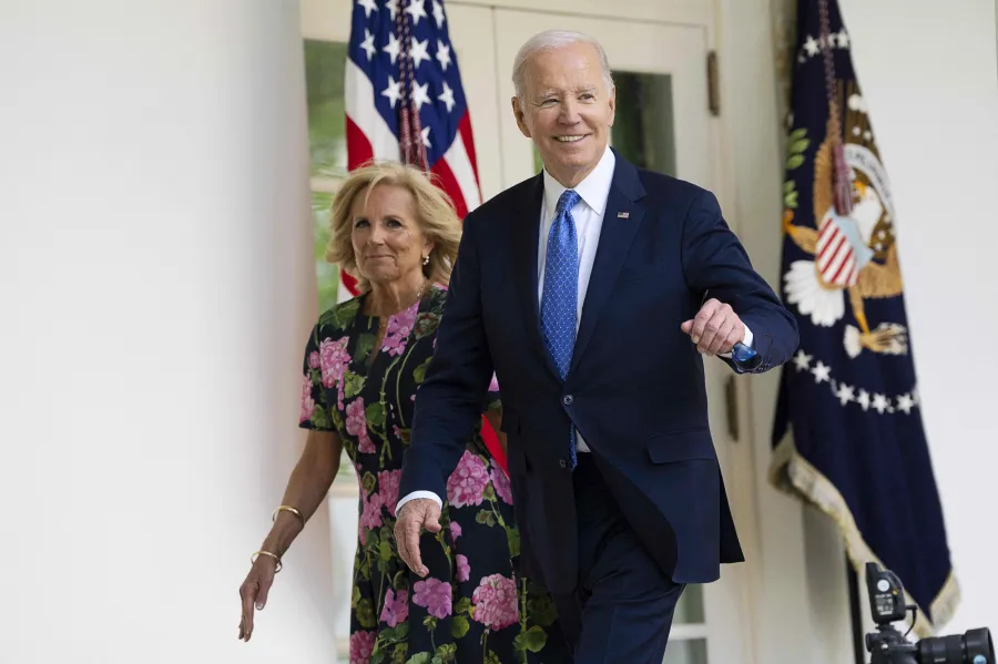 Stars-Whose-Kids-Graduated-in-2022--Barack-Obama--Pierce-Brosnan-and-More-174