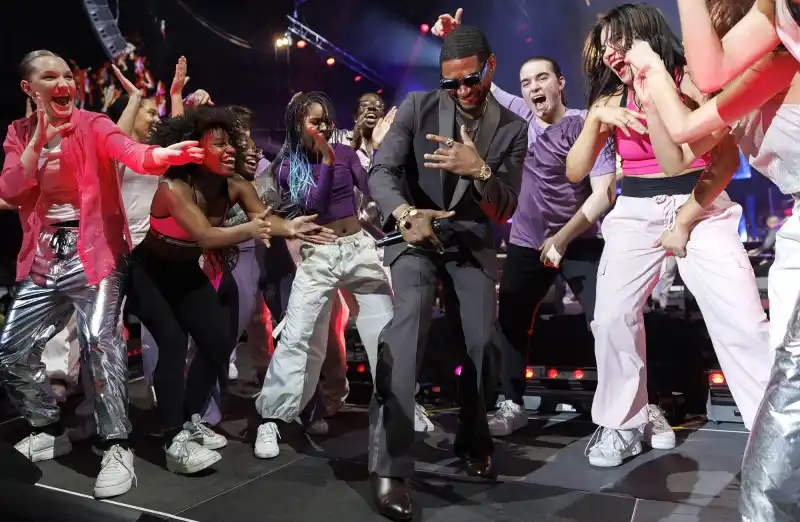 Usher dances on stage with students at Berklee College of Music commencement concert