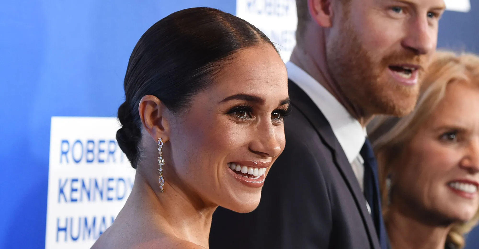 meghan-markle-crystal-necklace