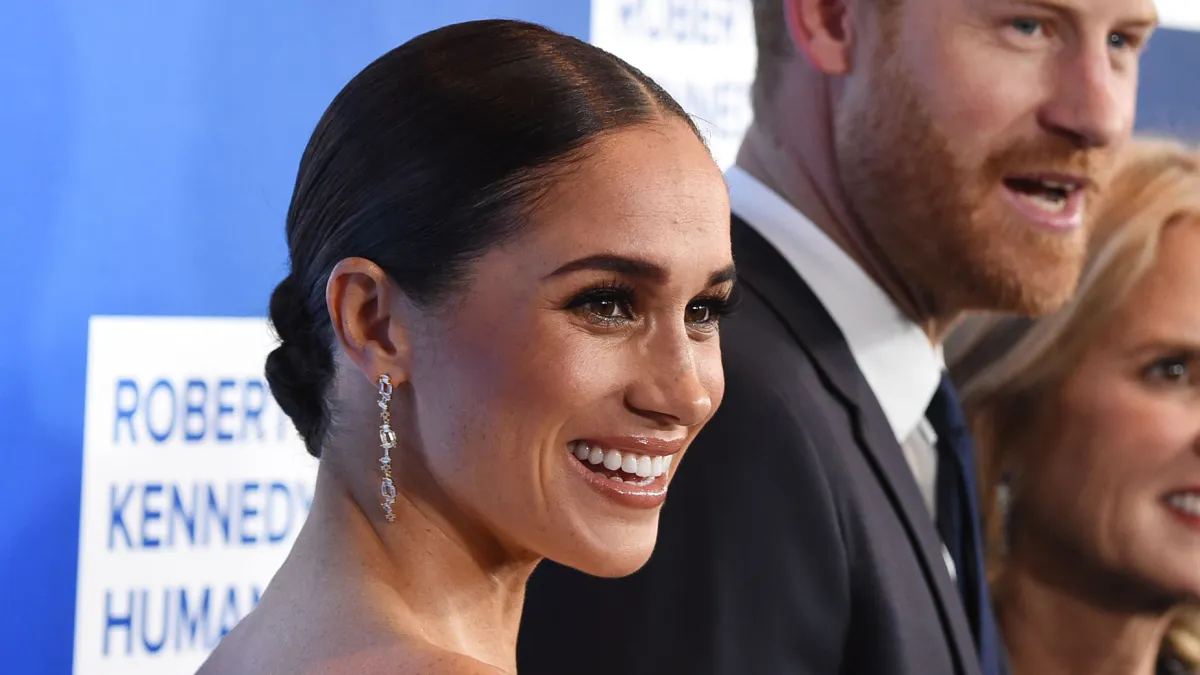 meghan-markle-crystal-necklace