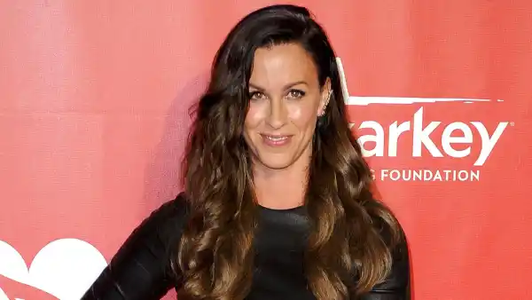 Alanis-Morissette-s-Dating-History--Dave-Coulier--Ryan-Reynolds--Mario--Souleye--Treadway-and-More -236