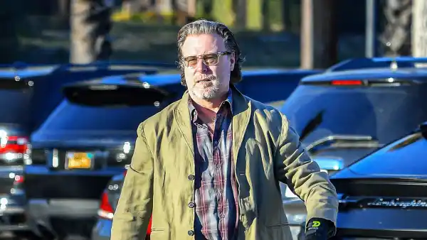 Dean-McDermott-Spotted-With-Moving-Boxes-Amid-Tori-Spelling-Drama-607