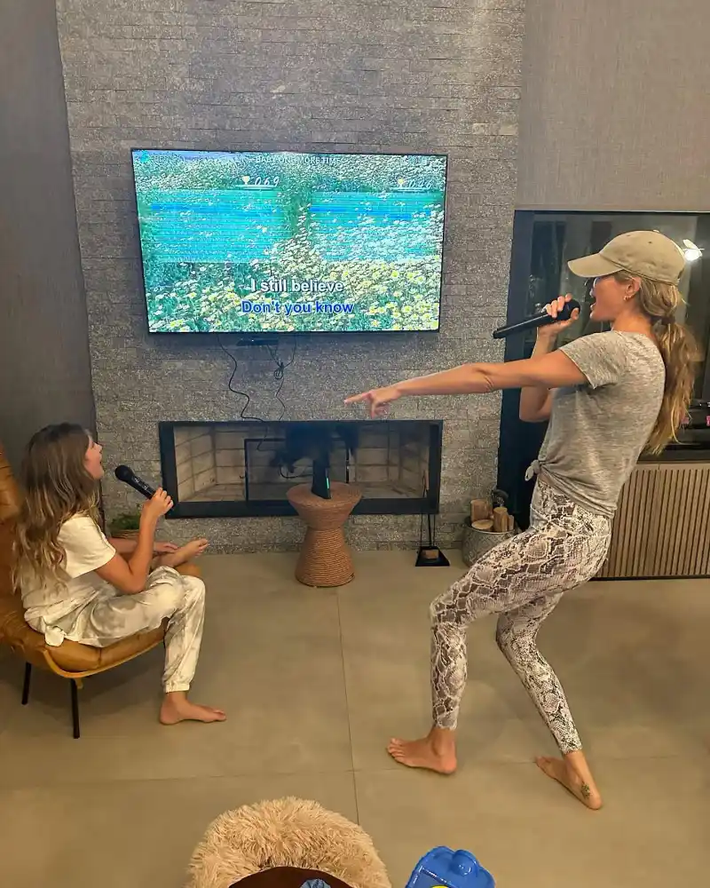 Gisele Bundchen They Sing Karaoke Just Like Us