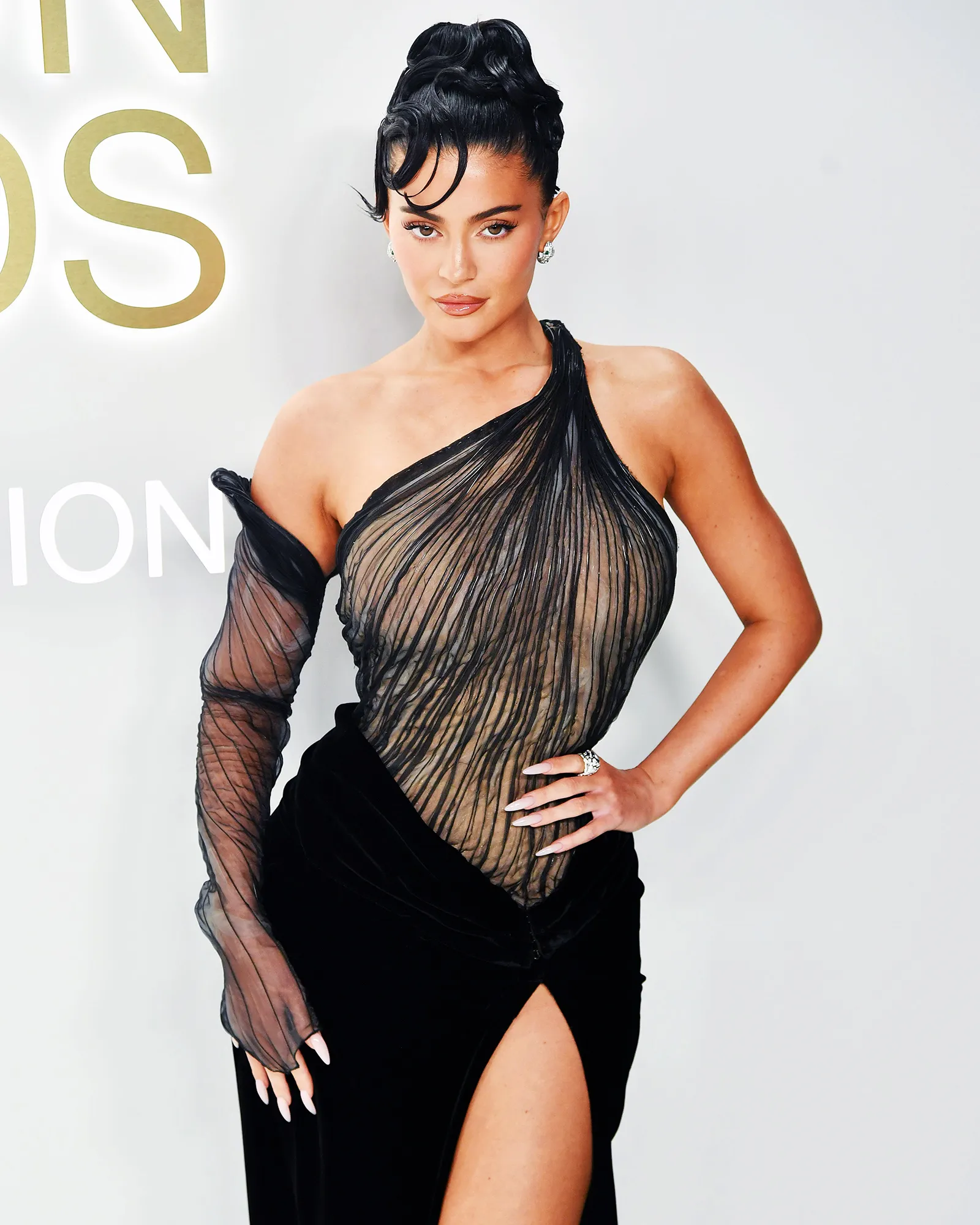 Kylie Jenner Gives Fans a Mini House Tour of Her Bar Room, Jokes &lsquo;This Is Weird&rsquo; to Show