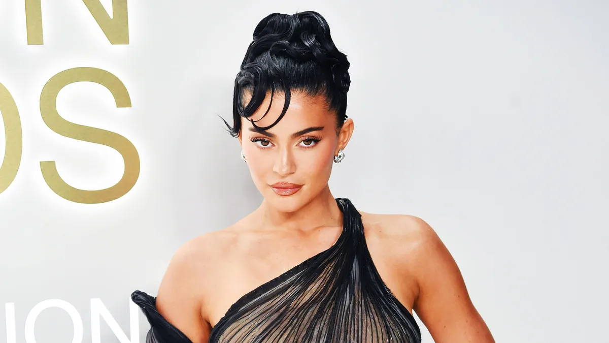 Kylie Jenner Gives Fans a Mini House Tour of Her Bar Room, Jokes ‘This Is Weird’ to Show